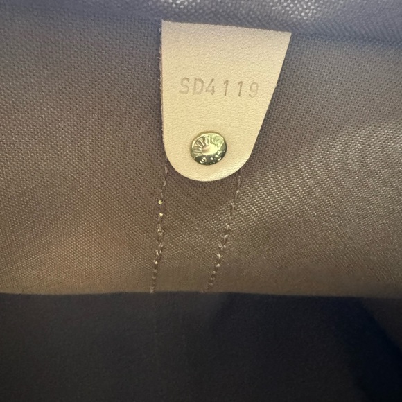 Louis Vuitton Monogram Canvas Travel Bag with Natural Vachetta Trim - Picture 3 of 4